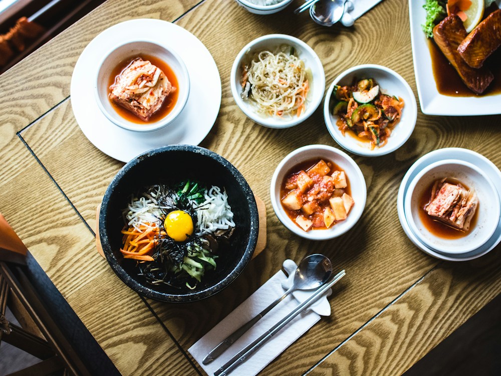 따뜻한 식사를 즐기는 음식점의 분위기 참고 이미지